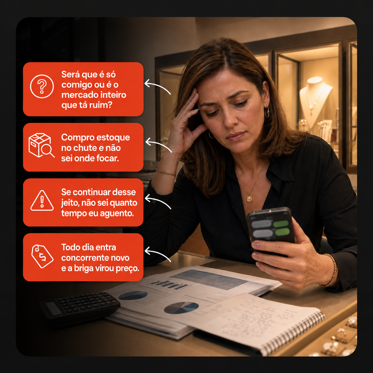 Lojista de joias olhando o celular com preocupação, vitrine ao fundo